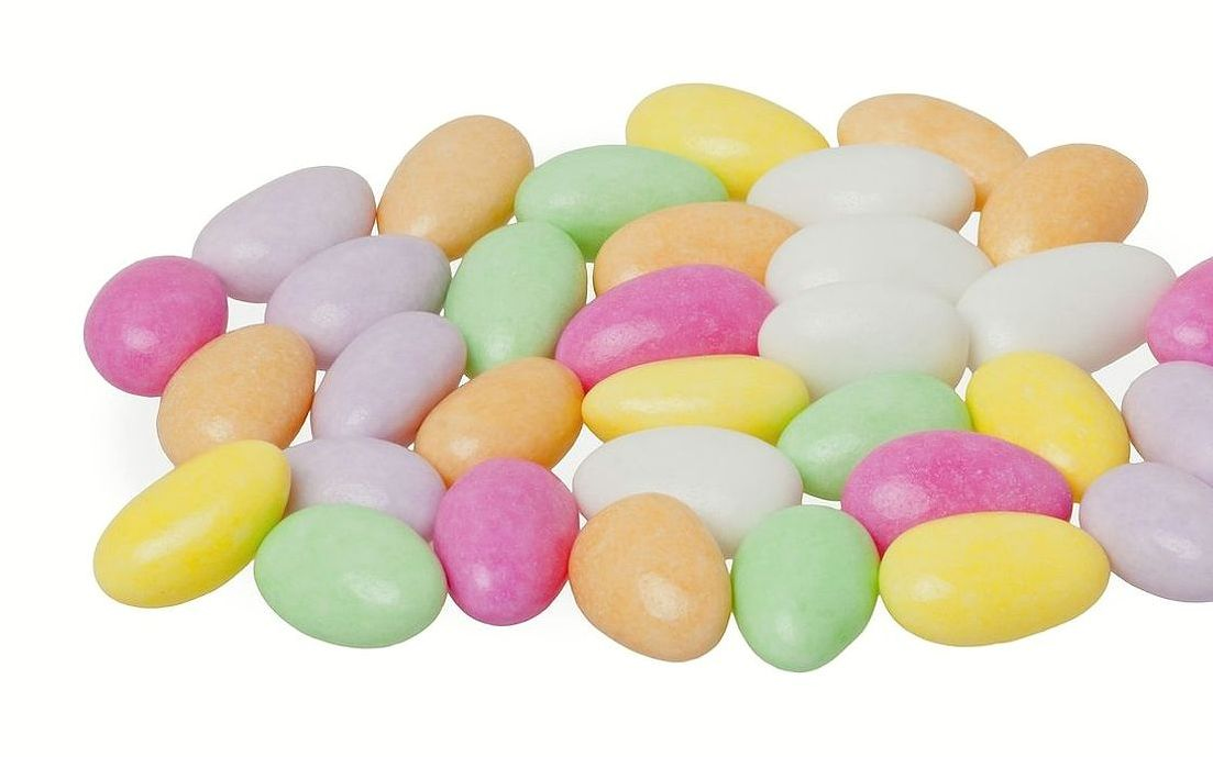 Un caramelo de canela casero en una bandeja